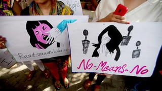 ARCHIV - Teilnehmerinnen einer Protestaktion am 13.06.2014 in New Delhi (Indien) demonstrieren gegen Gewalt gegen Frauen. (zu dpa ««Oh ja, #MeToo»: Inderinnen beklagen offen sexuelle Belästigung» vom 24.11.2017) Foto: Money Sharma/EPA/dpa +++(c) dpa - Bildfunk+++
