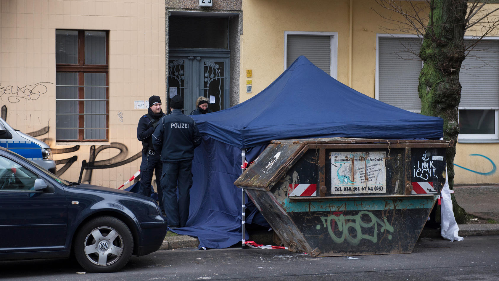 Leiche auf der Straße gefunden: Die Berliner Mordkommission ermittelt.