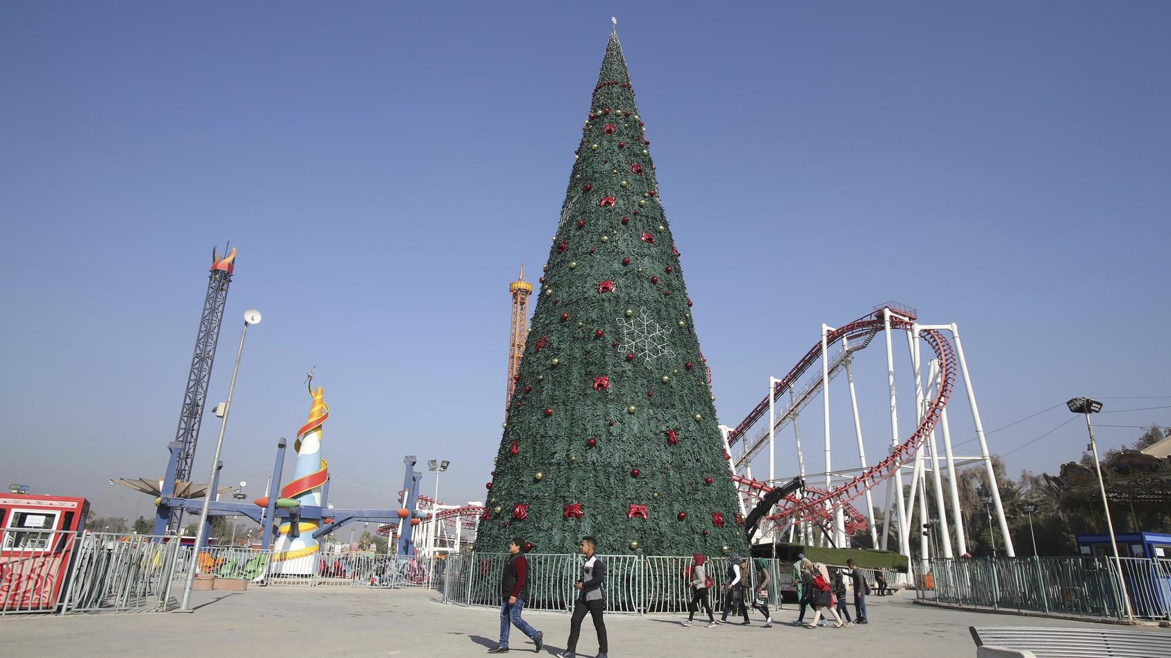 Bagdad Muslim Yassir Saad Errichtet Riesigen Weihnachtsbaum Als Zeichen Der Solidaritat Mit Den Christen