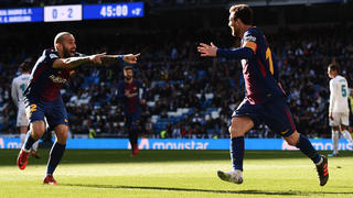 MADRID, SPAIN - DECEMBER 23: Aleix Vidal of Barcelona celebrates after scoring his sides third goal with Lionel Messi of Barcelona during the La Liga match between Real Madrid and Barcelona at Estadio Santiago Bernabeu on December 23, 2017 in Madrid, Spain.  (Photo by Denis Doyle/Getty Images)