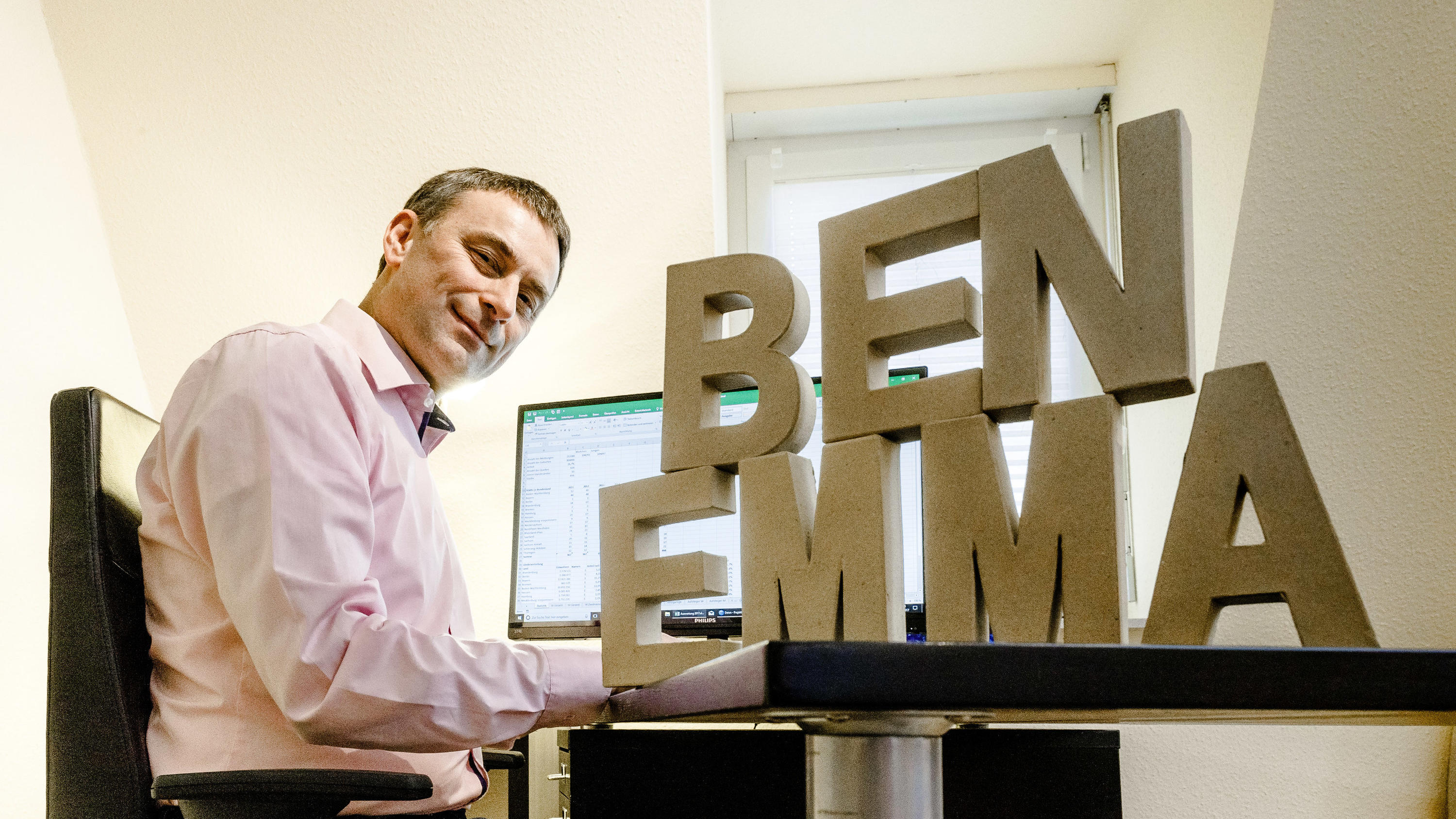 Der Namensforscher Knud Bielefeld sitzt am 27.12.2017 in Ahrensburg (Schleswig-Holstein) an seinem Schreibtisch neben Pappbuchstaben, die die Namen Ben und Emma bilden. Nach seinen Erhebungen sind dies 2017, wie auch schon 2014, die beliebtesten Vorn