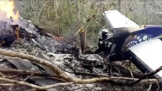 Wreckage in flames after a plane crashed in the mountainous area of Punta Islita, in the province of Guanacaste, in Costa Rica in this still image taken from social media video December 31, 2017.  Ministerio de Seguridad Publica de Costa Rica/via REUTERS  THIS IMAGE HAS BEEN SUPPLIED BY A THIRD PARTY. MANDATORY CREDIT.NO RESALES. NO ARCHIVES