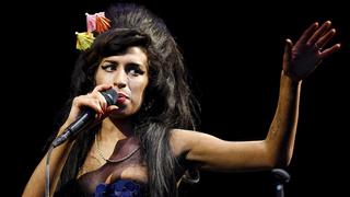 ARCHIV - Sängerin Amy Winehouse tritt am 28.06.2008 in Glastonbury (Großbritannien) auf. Foto: Frantzesco Kangaris/dpa (zu dpa «Erfinderin der «Beehive»-Frisur gestorben» vom 14.06.2016) +++(c) dpa - Bildfunk+++
