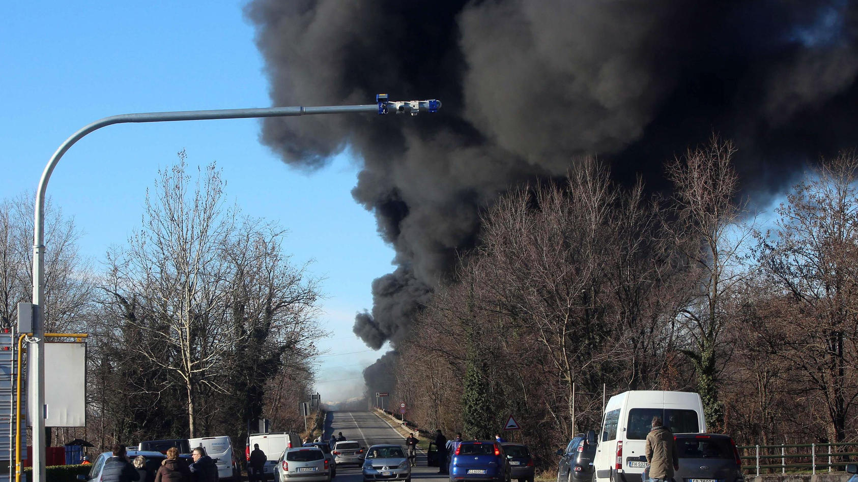Eine schwarze Rauchwolke steht über der Autobahn zwischen Brescia und Turin.