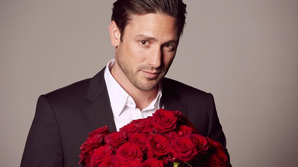 Der Bachelor Daniel Völz hat die Qual der Wahl: Zu welchen romantischen Begegnungen wird es kommen? Welchen Damen gelingt es, die Konkurrenz auszustechen und den Bachelor um den Finger zu wickeln?