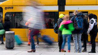 Eine Straßenbahn der Dresdner Verkehrsbetriebe (DVB) steht am 04.01.2018 in Dresden (Sachsen) an der Haltestelle am Hauptbahnhof. Die Dresdner Verkehrsbetriebe haben im vergangenen Jahr so viele Fahrgäste befördert wie nie zuvor. (zu dpa: «Dresdner Verkehrsbetriebe mit Fahrgastrekord - Zuwachs erwartet» vom 04.01.2018) Foto: Monika Skolimowska/dpa-Zentralbild/dpa +++(c) dpa - Bildfunk+++