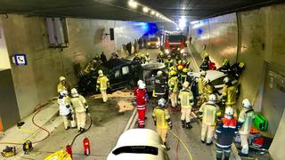 dpatopbilder - Rettungskräfte stehen am 07.01.2018 an einer Unfallstelle im Arlbergtunnel nahe Innsbruck (Österreich). Zehn Menschen wurden bei dem Unfall verletzt. Foto: Zeitungsfoto.At/APA/dpa +++(c) dpa - Bildfunk+++