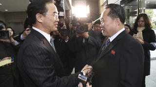 Südkoreas Vereinigungsminister und Delegationsleiter Cho Myoung Gyon (l) und sein nordkoreanischer Amtskollege Ri Son Gwon geben sich am 09.01.2018 in Panmunjom, Südkorea, die Hand. Unterhändler aus Süd- und Nordkorea haben die ersten Gespräche zwischen den beiden Ländern seit zwei Jahren begonnen. Foto: Uncredited/KOREA POOL via Yonhap/AP/dpa +++(c) dpa - Bildfunk+++