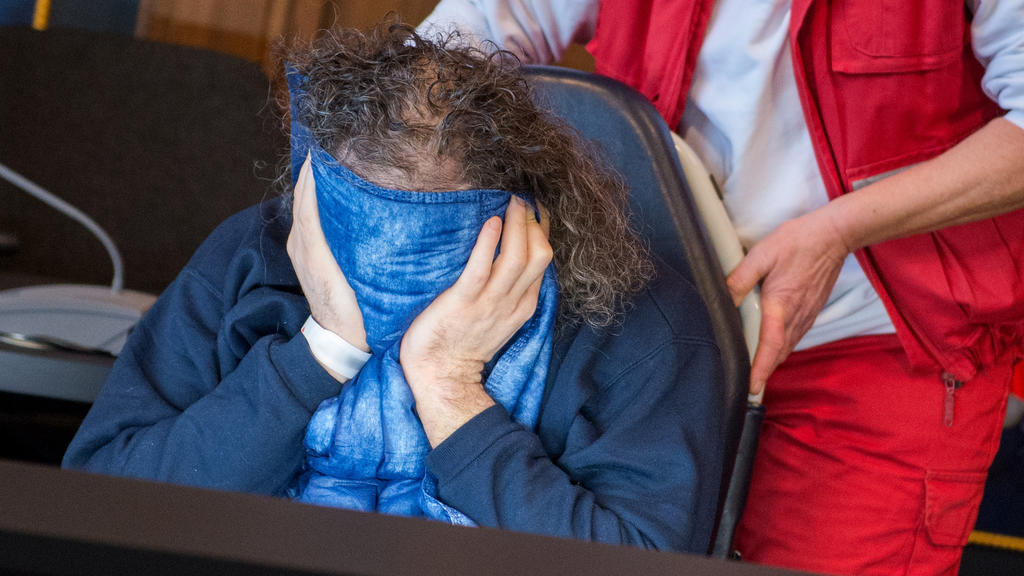 Der 43 Jahre alte Angeklagte mit verdecktem Gesicht  beim Prozess in Schwerin (Mecklenburg-Vorpommern)  