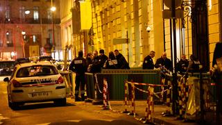 ©PHOTOPQR/LE PARISIEN/Olivier Corsan - Paris 10/01/2018 ;La police relève des indices sur lasortie arrière de l'Hôtel Place Le Ritz, rue Cambon Paris Ier, où un braquage a eu lieu. Targeting the Ritz! A robbery took place this Wednesday evening around 19 hours in the famous palace of the Place Vendome, in the 1st district of Paris. Several individuals, including at least one with an ax, roke into the 5-star hotel. They targeted the showcases for luxury jewelers and leather goods in the hotel lobby. Foto: Olivier Corsan/MAXPPP/dpa |