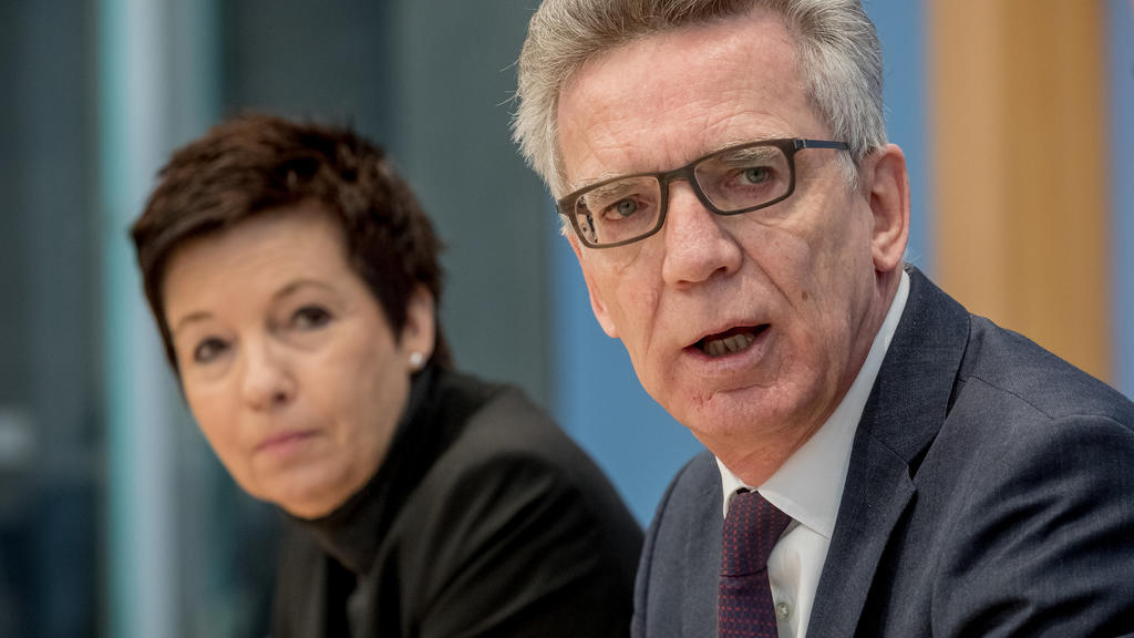 Bundesinnenminister Thomas de Maizière (CDU, rechts) spricht neben der Leiterin des Bundesamtes für Migration und Flüchtlinge, Jutta Cordt in Berlin 