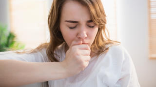 Pretty woman coughing in the living room, husten, frau hustet
