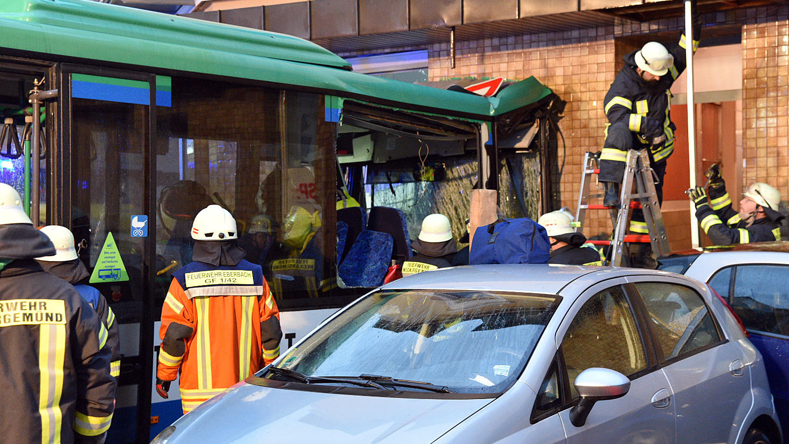 Einsatzkräfte von Feuerwehr, Polizei und Rettungsdiensten sichern am 16.01.2018 in Eberbach (Baden-Württemberg) eine Unfallstelle.
