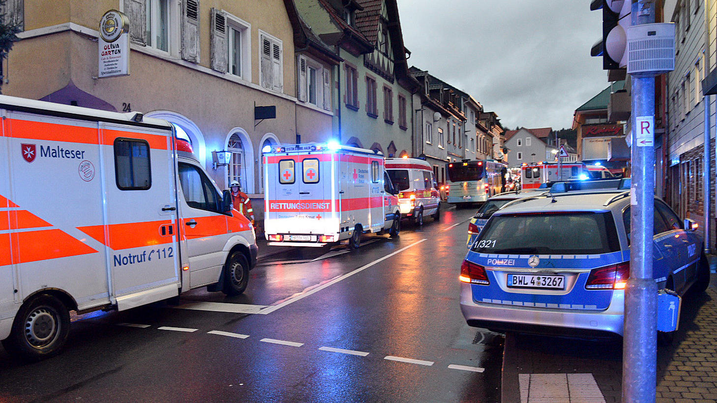 Rettungskräfte beim Schulbusunglück in Eberbach
