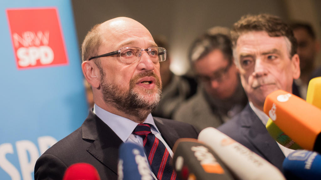 Der SPD-Vorsitzende Martin Schulz (l) und der Vorsitzende des SPD-Landesverbands Nordrhein-Westfalen, Michael Groschek