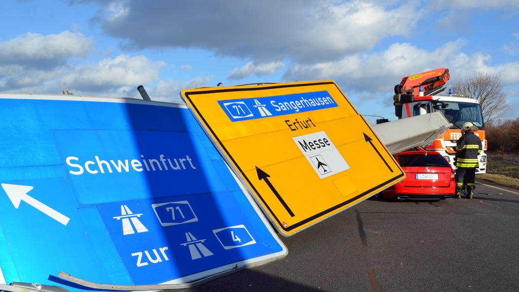 Ein Verkehrsschild ist am 18.01.2018 auf der Bundesstraße 7 bei Erfurt (Thüringen) durch das Sturmtief «Friederike» auf ein Auto gestürzt. Verletzt wurde bei dem Unfall niemand. Durch den Unfall kommt es zu einer Vollsperrung. Foto: Wi