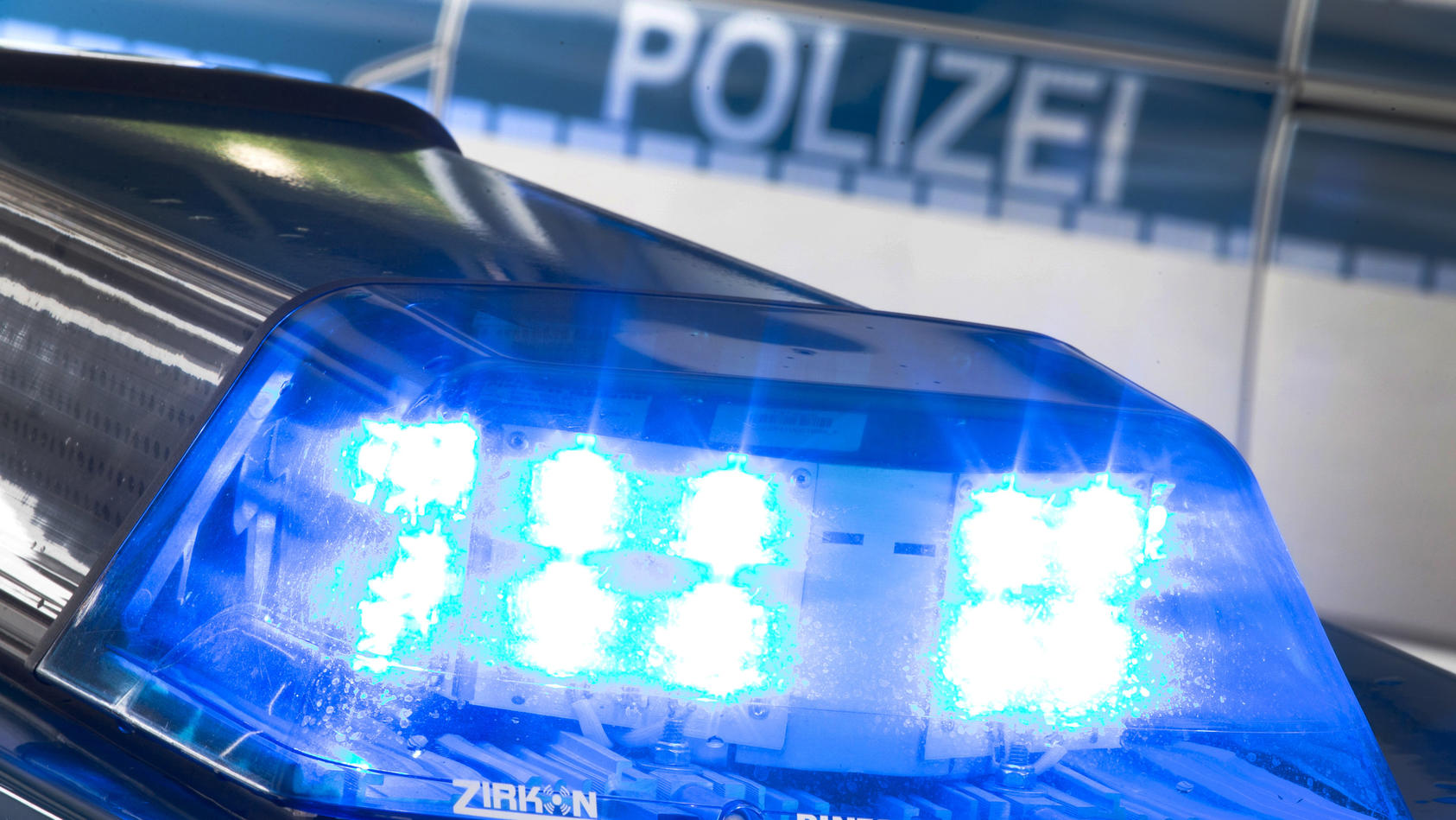 ARCHIV - ILLUSTRATION - Ein Blaulicht leuchtet am 27.07.2015 in Osnabrück (Niedersachsen) auf dem Dach eines Polizeiwagens.   (zu dpa: «Schlag gegen Mafia - Festnahmen auch in Baden-Württemberg" vom 09.01.2018) Foto: Friso Gentsch/dpa +++(c) dpa - Bi