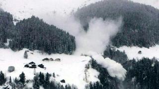 Eine Lawine geht am 22.01.2018 in See (Österreich) ab. In großen Teilen der Alpen herrscht Lawinengefahr. Bei heftigen Niederschlägen wächst die Gefahr gefährlicher Abgänge weiter. (zu dpa: «Höchste Lawinengefahr in den Alpen» vom 22.01.2018) Foto: Zeitungsfoto.At/Daniel Liebl/APA/dpa +++(c) dpa - Bildfunk+++