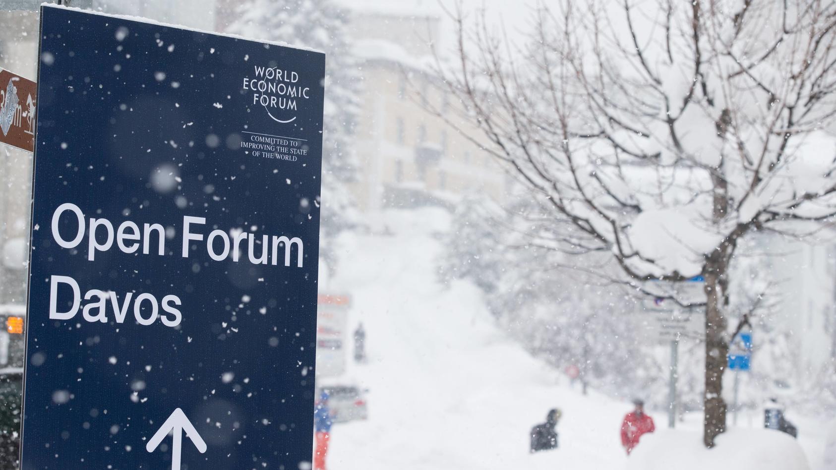 (180122) -- DAVOS (SWITZERLAND), Jan. 22, 2018 -- People walk in the snow in Davos, Switzerland, on Jan. 22, 2018. Davos, which is hosting world leaders for the Jan. 23-26 annual meeting of the World Economic Forum (WEF), was also affected by heavy s