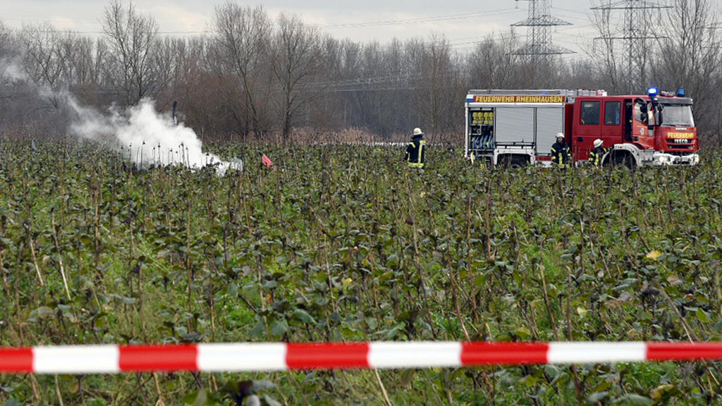 Feuerwehrleute sichern am 23.01.2018 eine Unfallstelle bei Philippsburg (Baden-Württemberg). Nach ersten Polizeiangaben sind ein Kleinflugzeug und ein Hubschrauber in der Luft zusammengestoßen. Dabei seien vier Menschen ums Leben gekommen. (zu dpa: «