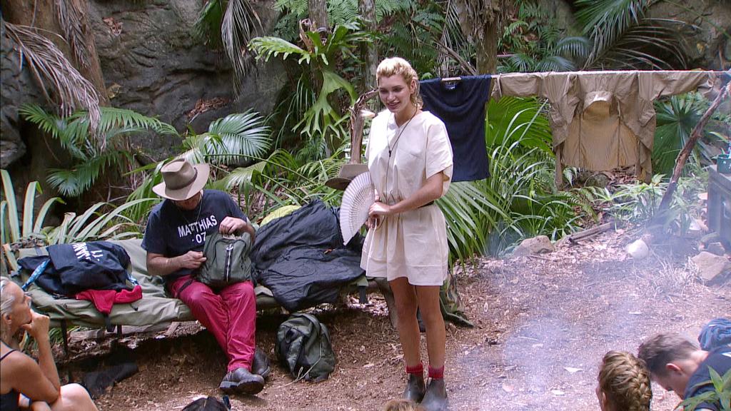 Tag 6 im Camp. Giuliana Farfalla verkündet ihren Mitcampern das sie freiwillig das Camp verlässt.Die Verwendung des Materials der Mediengruppe RTL ist nur zur redaktionellen Berichterstattung im Zusammenhang mit der Sendung unter Angabe der Credits/Q