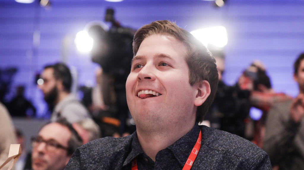 Der Juso-Bundesvorsitzende Kevin Kühnert lächelt am 21.01.2018 beim SPD-Sonderparteitag in Bonn (Nordrhein-Westfalen).