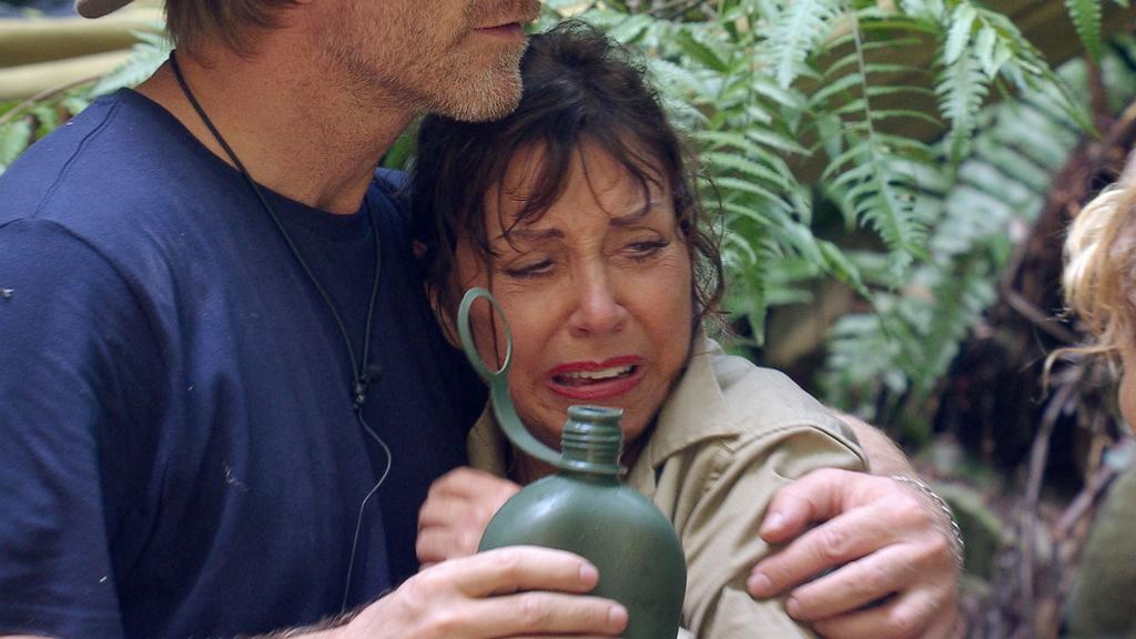 Tag 7 im Camp. Tina York ist außer sich. Daniele hat behauptet sie bekäme irgendwelche Hilfsmittel. Ansgar Brinkmann nimmt sie tröstend in den Arm.
