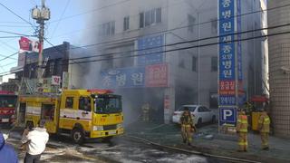 Südkorea: Tote bei Brand in einem Krankenhaus in Miryang (180126) -- MILYANG, Jan. 26, 2018 -- South Korean firemen extinguish a fire in South Korea s southeastern Milyang city, Jan. 26, 2018. The death toll from a hospital fire, which occurred in South Korea s southeastern Milyang city, has risen to 15, local broadcaster YTN reported Friday citing the firefighting authorities. ) (gj) SOUTH KOREA-MILYANG-FIRE Newsis PUBLICATIONxNOTxINxCHN  