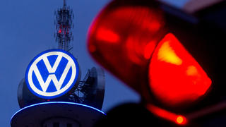 ARCHIV - Ein großes Logo von Volkswagen leuchtet am 04.02.2016 in der Morgendämmerung auf dem VW-Tower in Hannover (Niedersachsen) - fotografiert mit einer roten Ampel. Im Abgasskandal will Volkswagen die gerichtlich angeordnete Sonderprüfung Medienberichten zufolge in höchster Instanz verhindern. Foto: Julian Stratenschulte/dpa +++(c) dpa - Bildfunk+++