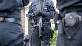 Polizisten stehen am 18.10.2017 in Erkrath (Nordrhein-Westfalen) vor der Wohnung eines Mitgliedes der Hells Angels. Über 700 Polizisten haben in westfälischen Städten Wohnungen und Geschäfte der Hells Angels durchsucht. Foto: Roland Weihrauch/dpa +++(c) dpa - Bildfunk+++