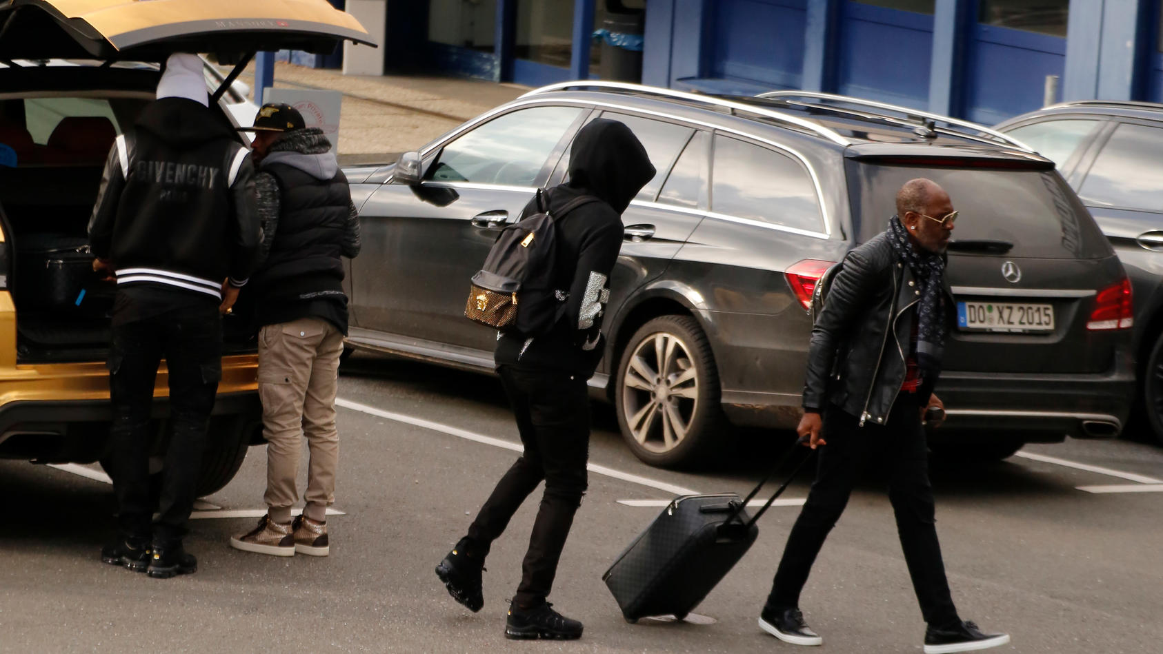 Pierre-Emerick Aubameyang fährt am Flughafen Dortmund vor.