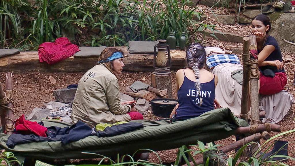 Jenny, Kattia und Tina sprechen am Lagerfeuer über Männer.
