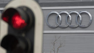 ARCHIV - 15.03.2017, Bayern, Ingolstadt: Eine Ampel steht am  vor der Firmenzentrale von Audi  auf Rot. (zu dpa "Abgas-Affäre: Durchsuchung in Audi-Werken" vom 06.02.2018) Foto: Armin Weigel/dpa +++ dpa-Bildfunk +++