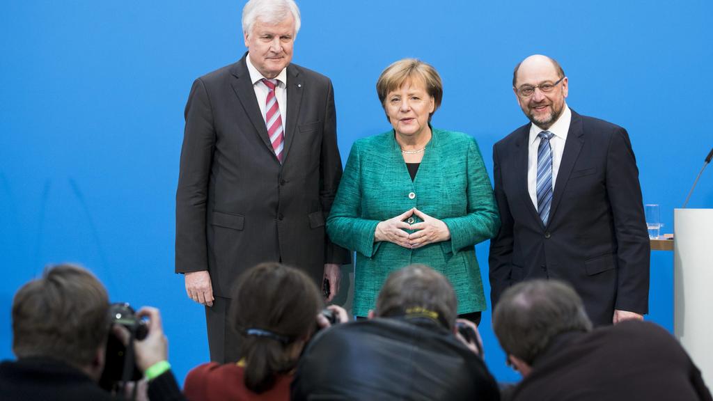 Angela Merkel, Horst Seehofer und Martin Schulz posieren fuer die Fotografen am Ende einer Pressekonferenz zur Ankuendigung des Erreichten Kompromiss beim Koalitionsvertrag in der CDU-Bundesparteizentrale Konrad-Adenauer-Haus in Berlin am 7. Februar 
