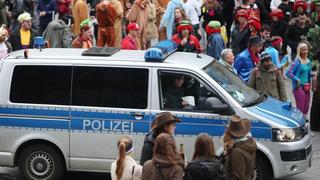 Die Polizeit überwacht das bunte Treiben in Köln. Foto: Oliver Berg