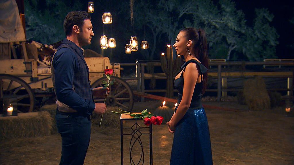Samira verweigert in Woche sechs die Rose vom Bachelor.
