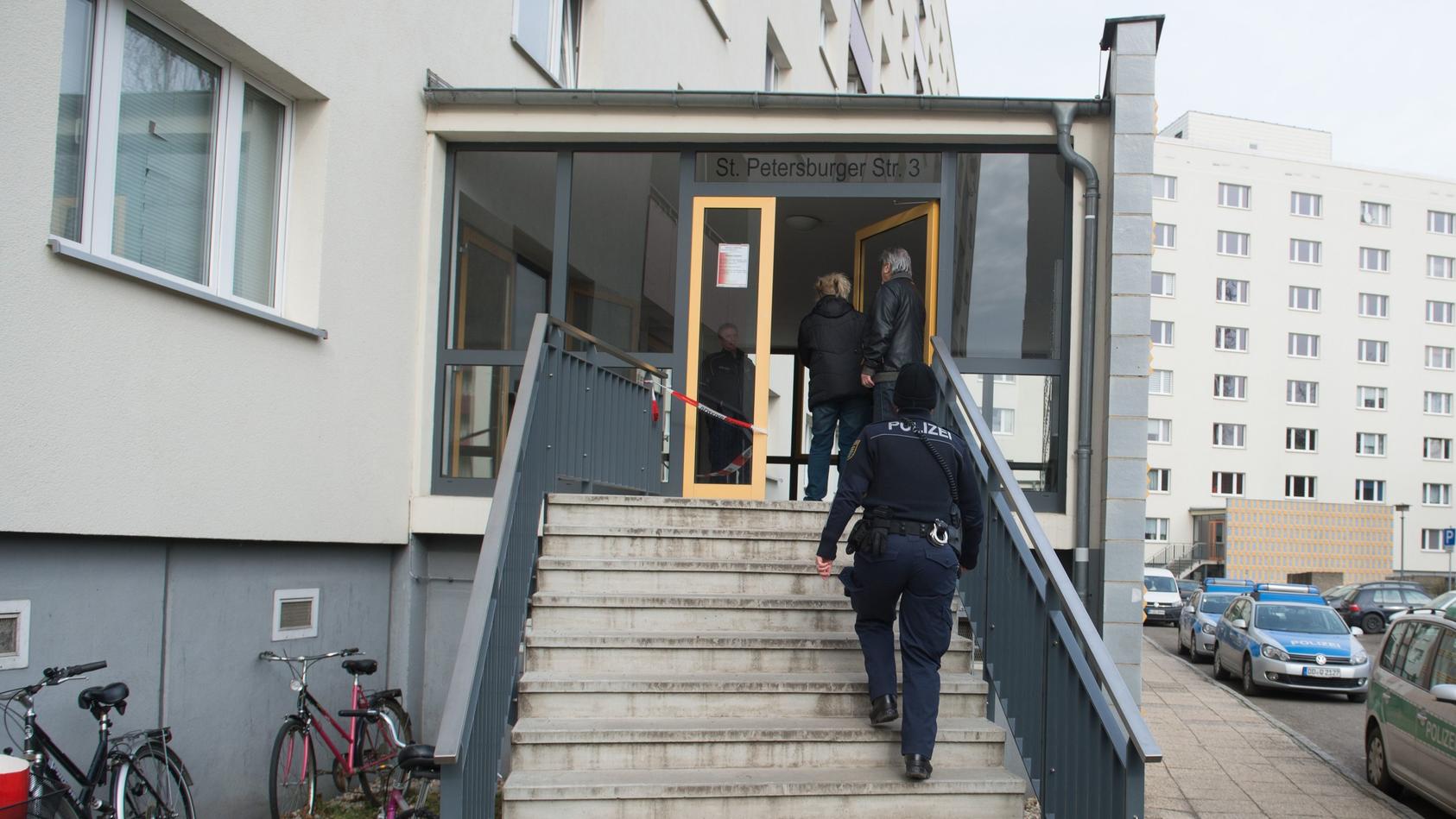 Die Polizei hat in einer Dresdner Wohnung eine Leiche gefunden. Der Täter ist noch auf der Flucht.