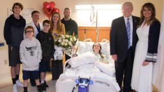 Donald Trump besucht die Opfer des Amoklaufs in Florida.