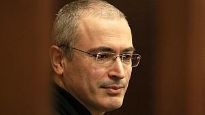 ARCHIV - Der inhaftierte Kremlkritiker und frühere Öl-Milliardär Michail Chodorkowski während des zweiten Prozesses in Moskau (Archivfoto vom 27.10.2010). Chodorkowski ist in einem umstrittenen Gerichtsverfahren schuldig gesprochen worden. Das meldete die Agentur Interfax am Montag (27.12.2010) aus dem Gerichtssaal in Moskau.  Photo: EPA/SERGEI ILNITSKY (zu dpa 0131 vom 27.12.2010)  +++(c) dpa - Bildfunk+++