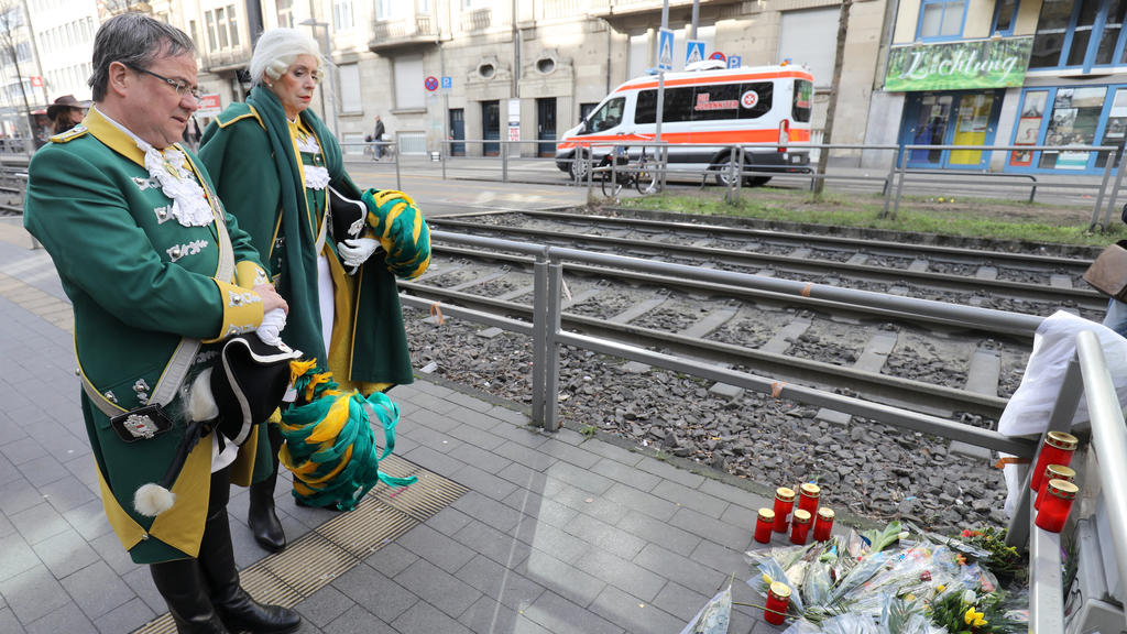 Ministerpräsident Armin Laschet besucht den Unfallort, wo am 09.02. ein Polizist von einer Straßenbahn bei der Haltestelle Chlodwigplatz getötet wurde.