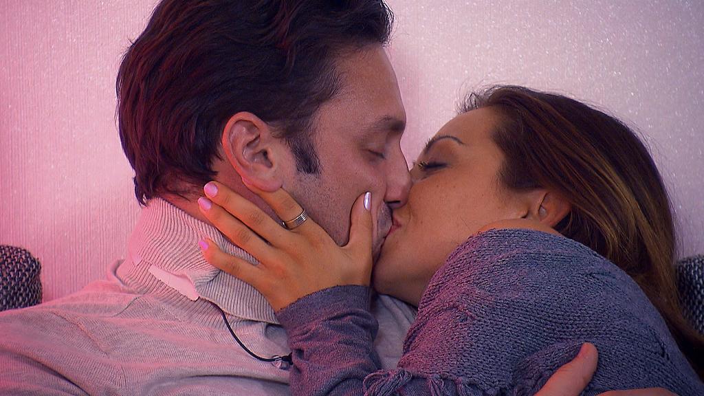 Darauf hat der Bachelor lange gewartet: Beim Homedate gibt es den ersten Kuss mit Kristina.
