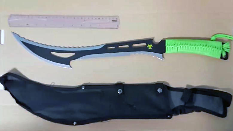 Beschlagnahmte Messer bei Razzia in Großbritannien