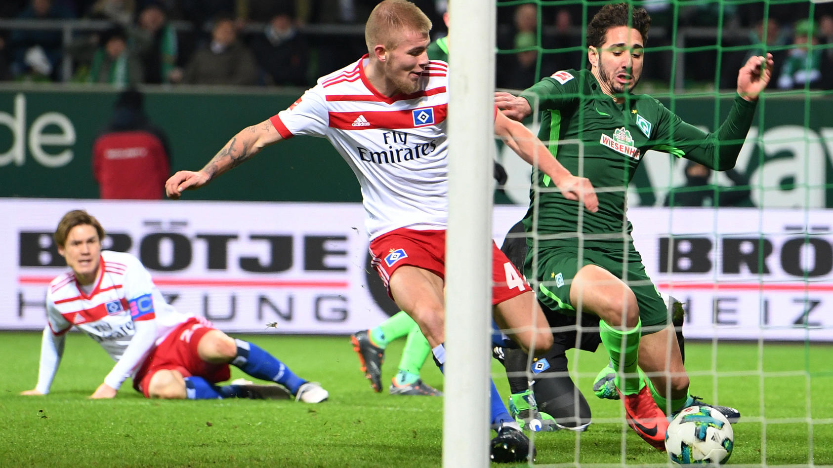 Werder gewinnt dank eines fragwürdigen Eigentores gegen den HSV