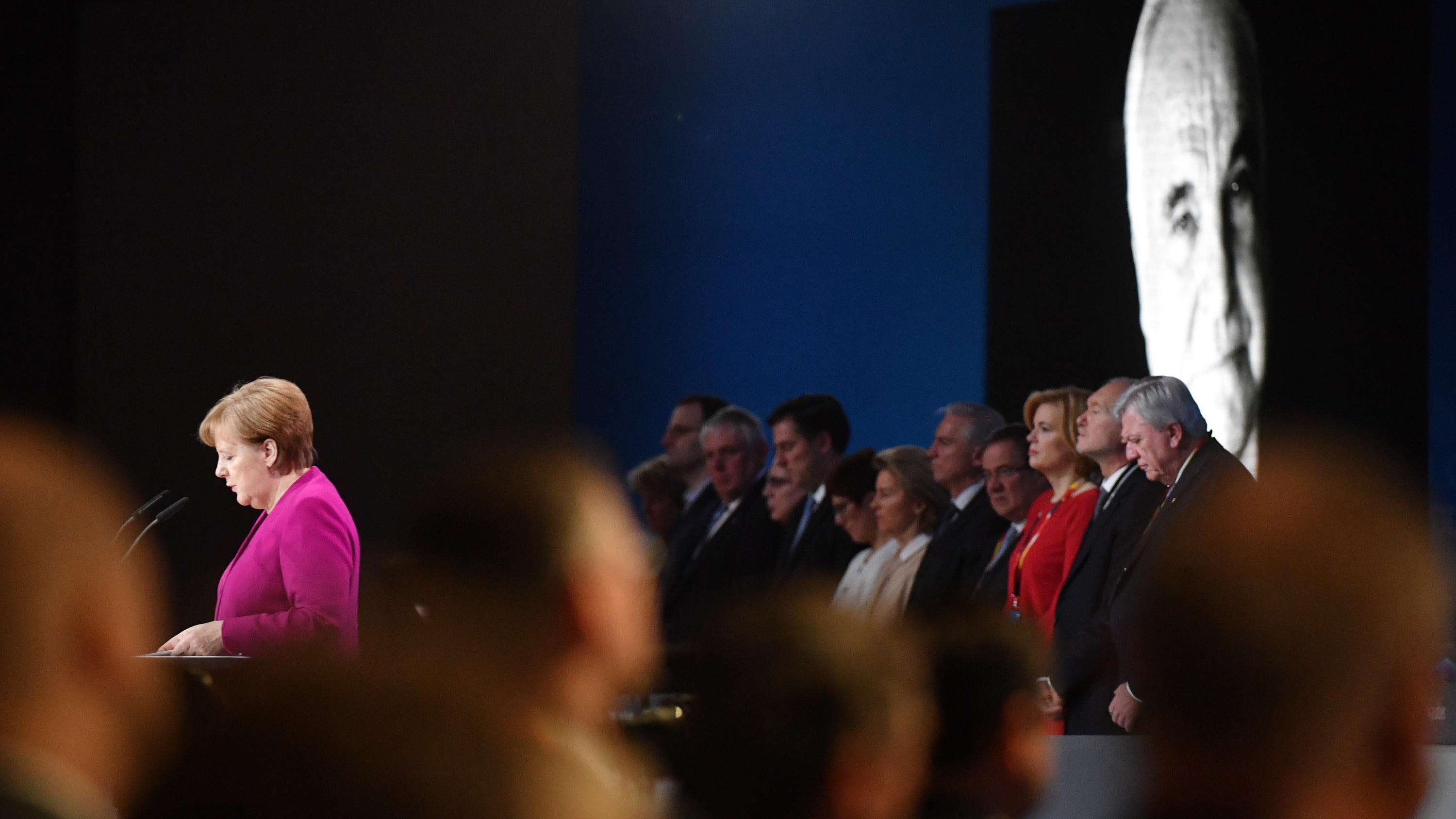 26.02.2018, Berlin: Bundeskanzlerin Angela Merkel (CDU) am Rednerpult während des Gedenkens an den verstorbenen ehemaligen Bundeskanzler Helmut Kohl (r) beim 30. Parteitag der Christlich Demokratischen Union Deutschlands (CDU). Fot