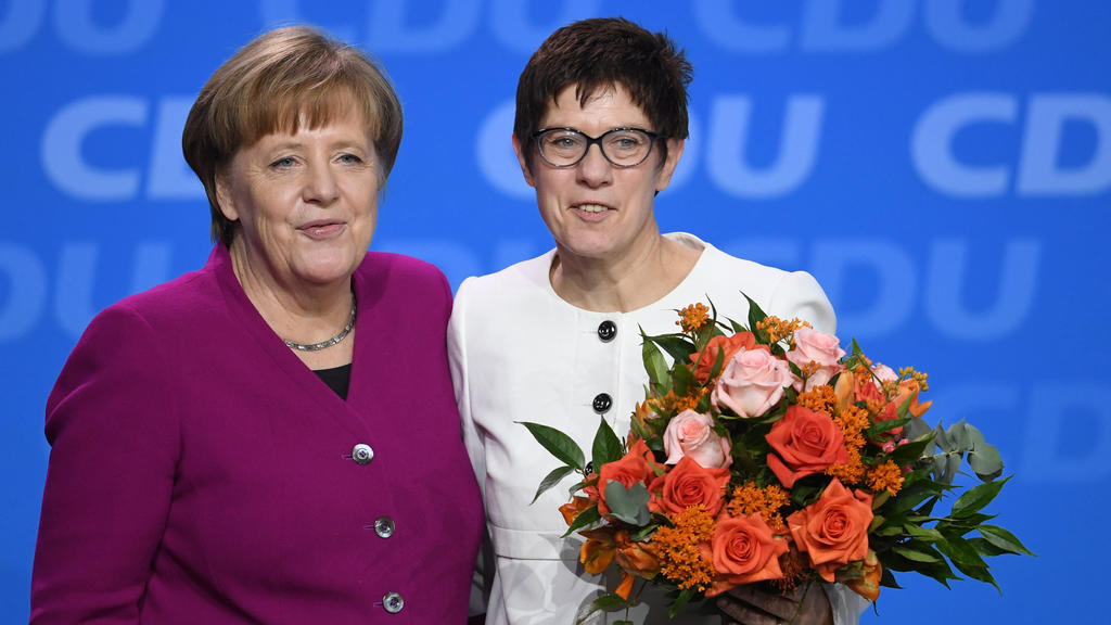 Bundeskanzlerin Angela Merkel (CDU, l) steht neben Annegret Kramp-Karrenbauer (CDU), Ministerpräsidentin im Saarland, nach ihrer Wahl zur CDU-Generalsekretärin beim 30. Parteitag der Christlich Demokratischen Union Deutschlands (CDU). Foto: Ralf Hirs