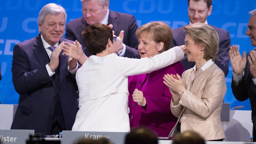 26.02.2018,Berlin,Deutschland,GER, 30. Parteitag der CDU Deutschlands. Bewerbungsrede zum Amt der Generalsekretärin der CDU. Annegret Kramp-Karrenbauer mit 98,87 Prozent zur neuen Generalsekretärin gewählt. BK Angela Merkel, BM Ursula von der Leyen *