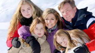 26-02-2018 Lech Queen Maxima and King Willem-Alexander and Princess Amalia and Princess Alexia and Princess Ariane pose during a photocall on the 2350 meters high Rufikopf mountain during their ski holiday in Lech am Arlberg, Austria. PUBLICATIONxINxGERxSUIxAUTxONLY Copyright: xPPE/NIEBOERx  