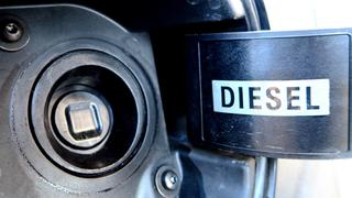 Diesel steht auf einem Tankdeckel eines Dieselfahrzeuges. *** Diesel is standing on a tank lid of a diesel vehicle  