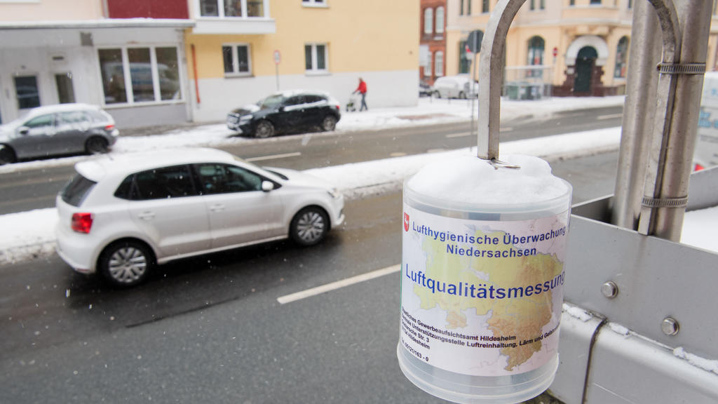 28.02.2018, Niedersachsen, Hannover: Ein Messgerät zur Luftqualitätsmessung hängt an der Göttinger Straße. Das Bundesverwaltungsgericht erklärt Diesel-Fahrverbote für zulässig, aber nur unter bestimmten Bedingungen. Foto: Julian Stratenschulte/dpa ++