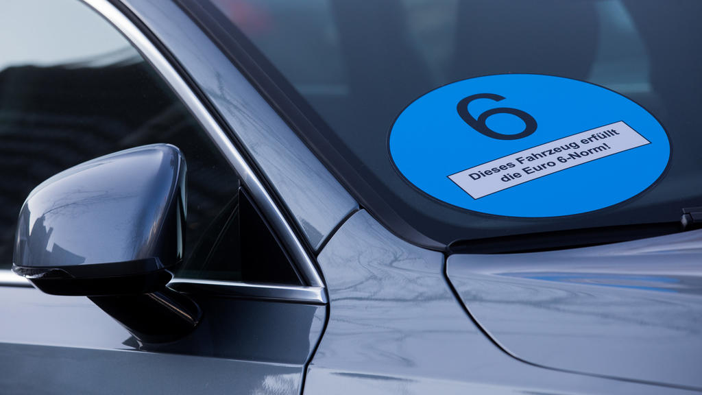 28.02.2018, Nordrhein-Westfalen, Köln: Ein Autohersteller wirbt mit einer überdimensionalen blauen Plakette dafür, dass das Fahrzeug die «Euro 6»-Norm erfüllt. Foto: Rolf Vennenbernd/dpa +++ dpa-Bildfunk +++